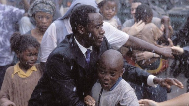 Hotel Rwanda / "Хотел Руанда"
Ужасът на войната е сред темите, които действително произвеждат изключително значими, но и често безумно тежки филми. Такъв е и "Хотел Руанда", посветен на геноцида в Руанда през 1994 г., когато само за около 100 дни са избити над 800 хил. души. В този див период един мъж се опитва да спаси семейството си от смъртта, но по пътя си се сблъсква с чудовищното у хората.