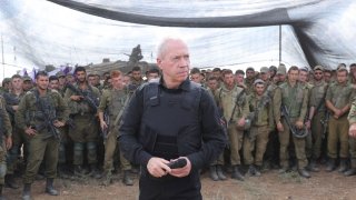 Министърът на отбраната на Израел Йоав Галант с войници на границата.