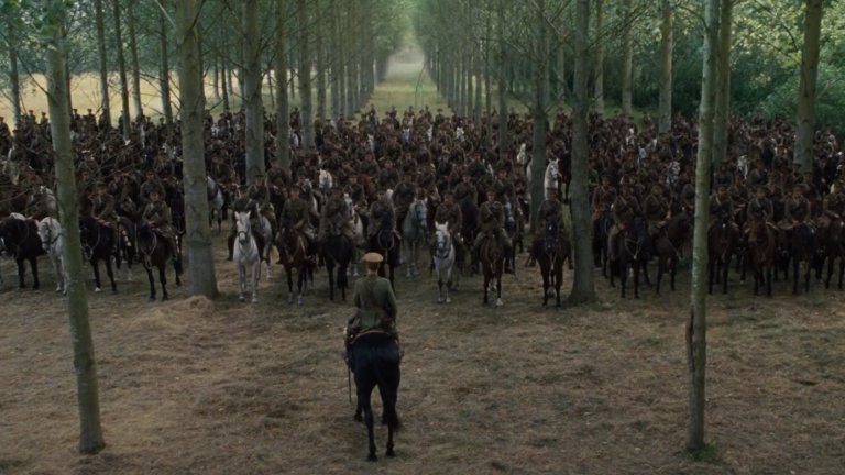 War Horse / ”Боен кон”
На моменти блудкаво-сълзлив, “Боен кон” представлява малко странна смесица между семеен филм и военен епос. Каквото и да попадне в ръцете на Стивън Спилбърг обаче просто няма как да не стане велико. Особено при положение, че на помощ му идва и звезден състав с фигури като Джереми Ървайн (в главната роля на младия Албърт), Том Хидълстън, Бенедикт Къмбърбач и Емили Уотсън.
Филмът разказва за чистокръвния жребец Джоуи, който е реквизиран от армията още в първите дни на войната, и проследява как в продължение на четири години той сменя притежателите си на няколко пъти, като по този начин конфликтът бива представен от различни гледни точки -  британска, немска и френска.