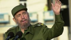 1. Фидел Кастро
(председател на Държавния съвет на Куба в периода 1976-2008 г.)

Централното разузнавателно управление (ЦРУ) на САЩ прави множество опити да убие Кастро докато той властва в Куба, но всеки един от тях е неуспешен. Според бившия директор на ЦРУ Ричърд Хелмс, натискът е започнат от хора от администрацията на американския президент Кенеди, които искат от агенцията "да разкара Кастро". Опитите обаче продължават и при следващите американски президенти.

Стига се дори дотам да се използват услугите на американската мафия. За целта човек на ЦРУ, представящ се за служител на компании в Куба, предлага 150 000 долара на мафиотски босове за убийството на Кастро. Те от своя страна предлагат използването на хапчета с отрова в храната или напитките на кубинския лидер. Такива хапчета са предоставени на човек от кубинските власти - Хуан Орта, но след като неколкократно не успява да заложи отровата, Орта иска да се откаже.

Опитите да бъде убит Кастро обаче не спират. Според бивш служител на контраразузнаването на Куба американците са направили над 600 неуспешни опита за премахването на Фидел през мандатите на 8 американски президенти. Методите са различни - от отровни пури, отровен сладолед, през заразен с туберкулоза костюм за гмуркане, взривяваща се пура, химикалка със спринцовка, до най-традиционни бомби. Всеки от тях обаче се оказва недостатъчно ефективен, а Кастро умря от естествена смърт години по-късно.

Както самият той веднъж отбелязва, ако оцеляването при опити за покушение беше олимпийска дисциплина, е щял да спечели златния медал.