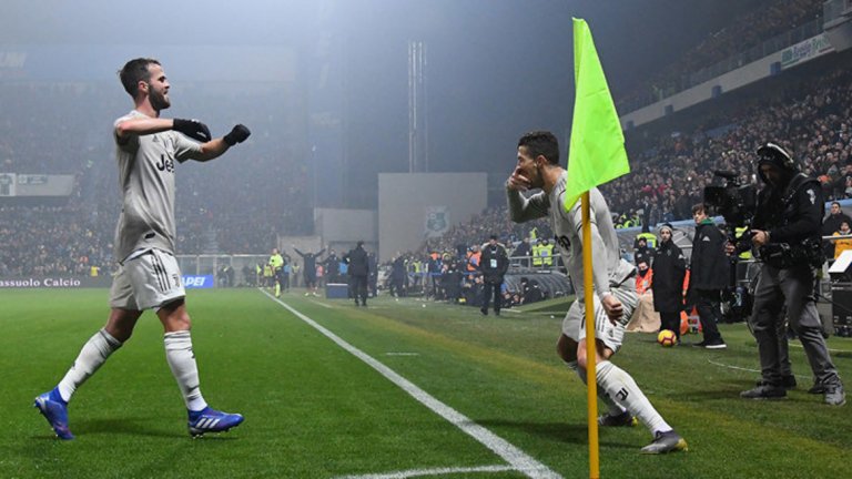 Когато Кристиано Роналдо вкара попадението си, с което резултатът стана 2:0 за "бианконерите", португалецът отпразнува гола си, правейки с ръка "маската" на Дибала - запазения знак на южноамериканеца.