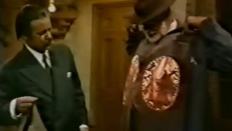 The Melting Pot - прекалено расистки
Да, проклятието на първия епизод е застигало и британски продукции. В случая става въпрос за ситком на BBC, написан от Спайк Милиган и Нийл Шанд. Милиган участва и като актьор в ролята на един от двамата нелегални имигранти от Пакистан, пристигнали в Лондон. 
Премиерата на сериала е излъчена по BBC1 през 1975 г., но останалите пет епизода така и не виждат бял свят – заради гневните реакции към расисткия хумор в The Melting Pot, от който мнозина са се почувствали обидени.