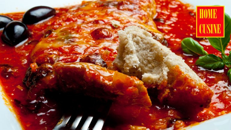 Свински шницели в лют доматен сос