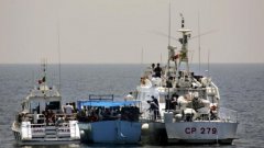Двама от оцелелите - тунизиец и сириец, за които се подозира, че са капитанът и член на екипажа на потъналия траулер, са арестувани