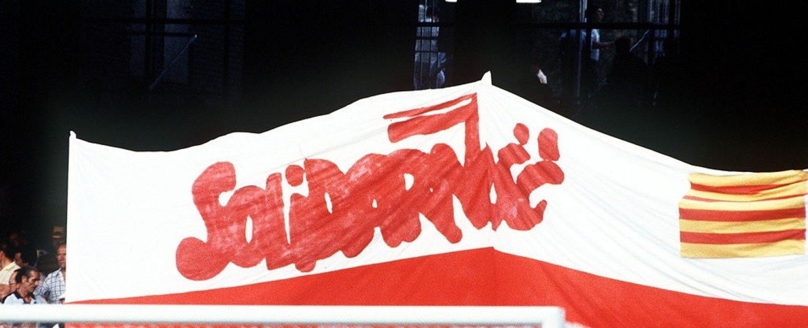 На Световното през 1982 г. в Испания стадион „Ноу Камп" в Барселона става арена на нажежените страсти между опитващата се да отхвърли комунизма Полша и СССР, стегнат в хватката на режима на Леонид Брежнев. А картината, предавана от камерите на „Евровизия", показва трибуните с полски запалянковци и огромните плакати с надпис „Солидарност", чийто лидер Лех Валенса тогава гние в затвора.