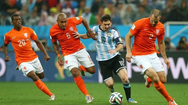 Меси изтормози защитата на Холандия и вкара първата дузпа за Аржентина