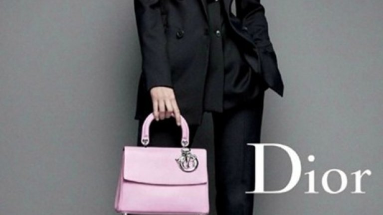 ЧЕТИРИ е броят на рекламните кампании, които Лорънс засне за Dior, откакто стана лице на Miss Dior за 2012-та година. Тя е един от най-добрите посланици на марката, като носи дрехи на Dior на почти всяко голямо събитие, което посещава