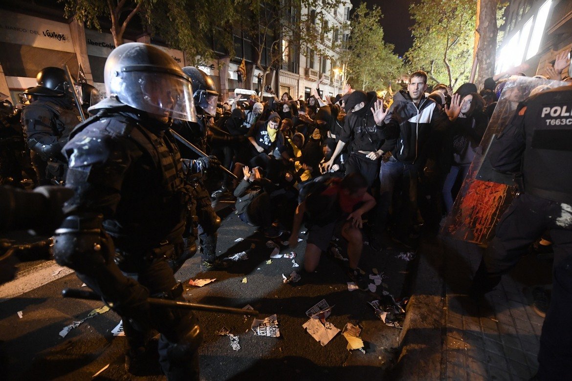 Сблъсъци между полиция и протестиращи в Барселона
