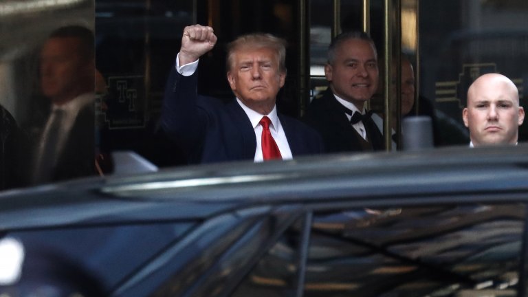 Арестуваха Доналд Тръмп, а той обяви, че е невинен по 34 обвинения (Снимки)