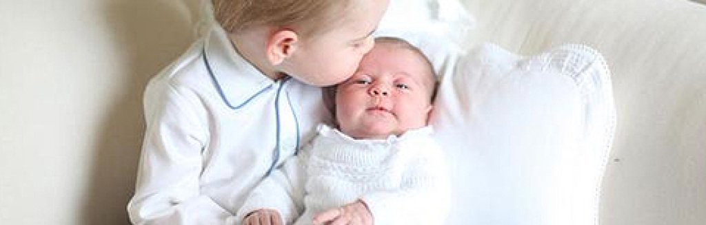 Баткото дарява малката сестра с целувка.