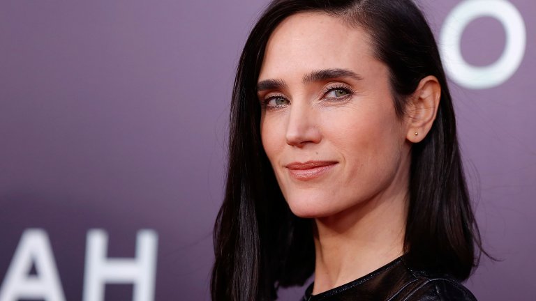 Дженифър Конъли
Тя има страх от летене от години, но ѝ помагат участието в "Топ Гън: Маверик" и лично Том Круз.
"Каза: "Ще е елегантно, много грациозно, чудесно и лесно", сподели тя в шоуто на Греъм Нотрън как се е решила да участва в сцената на самолет P-51.