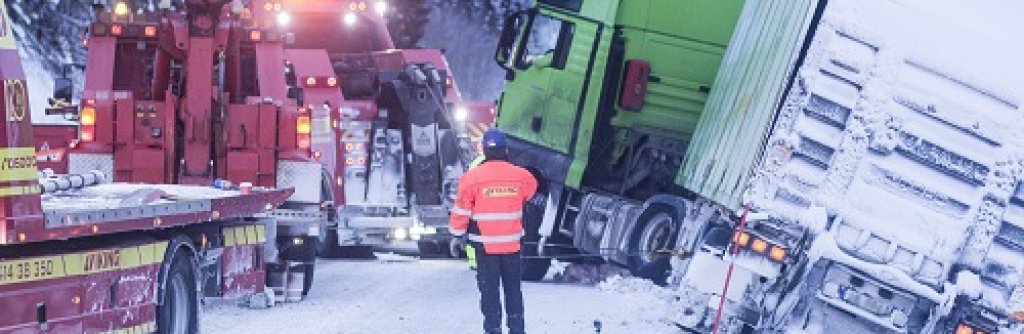 Спасителен отряд в ада 3
Понеделник, 07 май от 21:55
\"Спасителен отряд в ада\" е поредица за група смели шофьори на влекачи. Когато зимата дойде в Норвегия, пътищата се превръщат в опасни непроходими писти. Всеки ден спасителите се борят да ги държат о