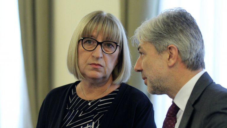 Само до преди година Борисов заплашваше с уволнение всеки министър, който "не прегърне идеята за намаляване на опашките за гишетата".
Ако на това му се казва административна реформа и професионално електронно управление, мерси...