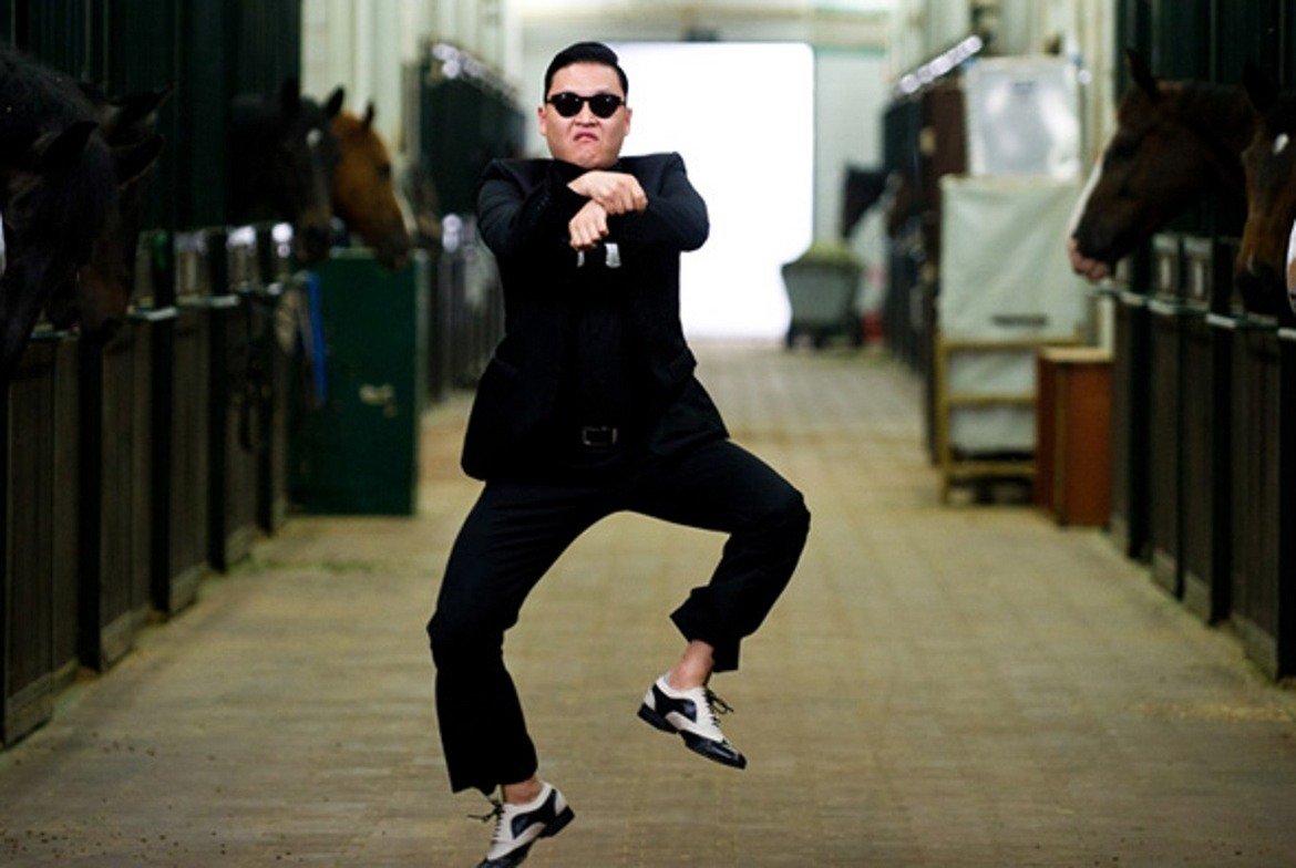 Psy - Gangnam Style - 2012 г.
Определено най-голямата танцова експанзия след Макарена идва с Gangnam Style на корейския рапър Psy. Движенията, наподобяващи яздене на пони (както сам твърди Psy) предизвикаха хиляди реакции, имитации, нови видеа и т.н. А самото парче разби рекорда за най-гледано видео в YouTube (макар и само няколко години след това да беше подобрен отново от Despasito). Въпреки това и до днес култовия танц остава популярен с нелепите си и доста забавни движения.