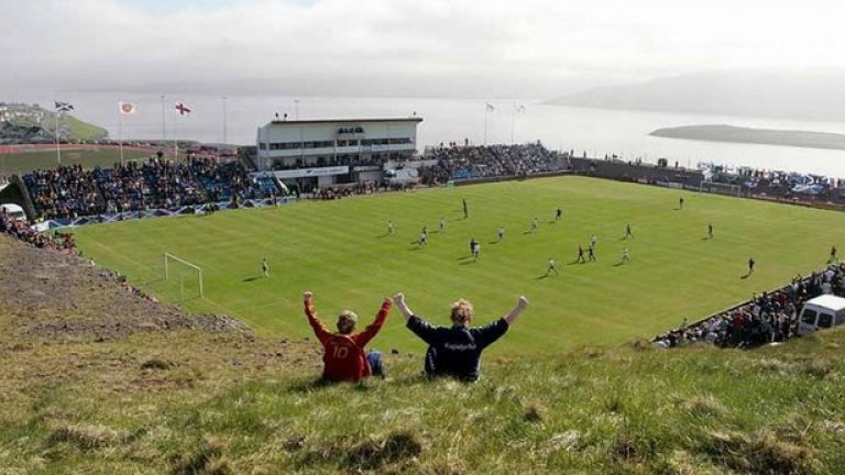 "Свангаскард" - стадионът в селцето Тьофтир във Фарьорските острови, което има население от 880 жители. Човек с рибарска лодка се наема всеки мач да вади топката от водата. А тя не пада рядко там.