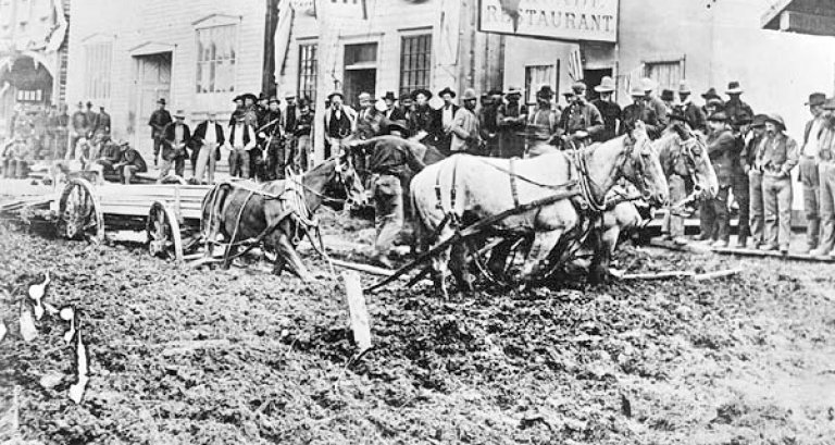 Кална улица в Доусън Сити, 1898 година