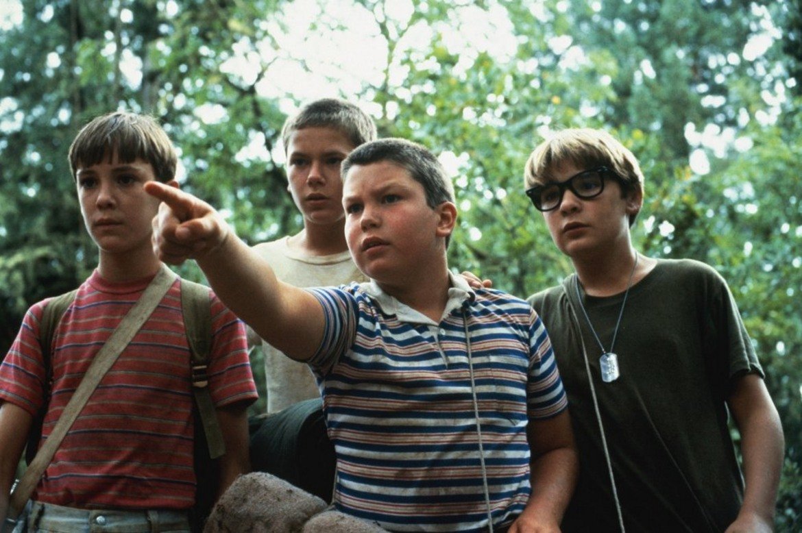 Stand By Me / "Бъди до мен" (1986)

Един от най-известните филми за детското приятелство, за порастването и това колко е трудно понякога да вземеш правилното решение. Действието се развива през лятото в края на 50-те години в малко градче в Орегон, където четири момчета предприемат поход в търсене на тялото на изчезнало дете. Филмът е адаптация по новелата на Кинг "Тялото".  
