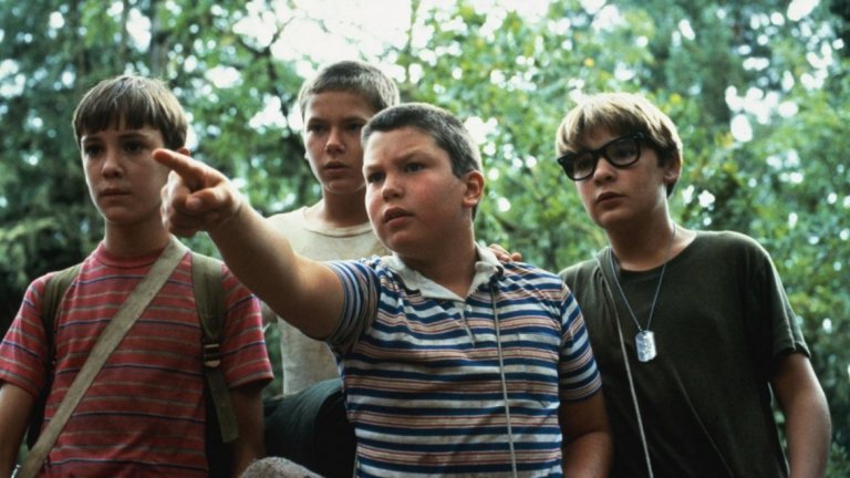 Stand By Me / "Бъди до мен" (1986)
Един от най-известните филми за детското приятелство, за порастването и това колко е трудно понякога да вземеш правилното решение. Действието се развива през лятото в края на 50-те години в малко градче в Орегон, където четири момчета предприемат поход в търсене на тялото на изчезнало дете. Филмът е адаптация по новелата на Кинг "Тялото".