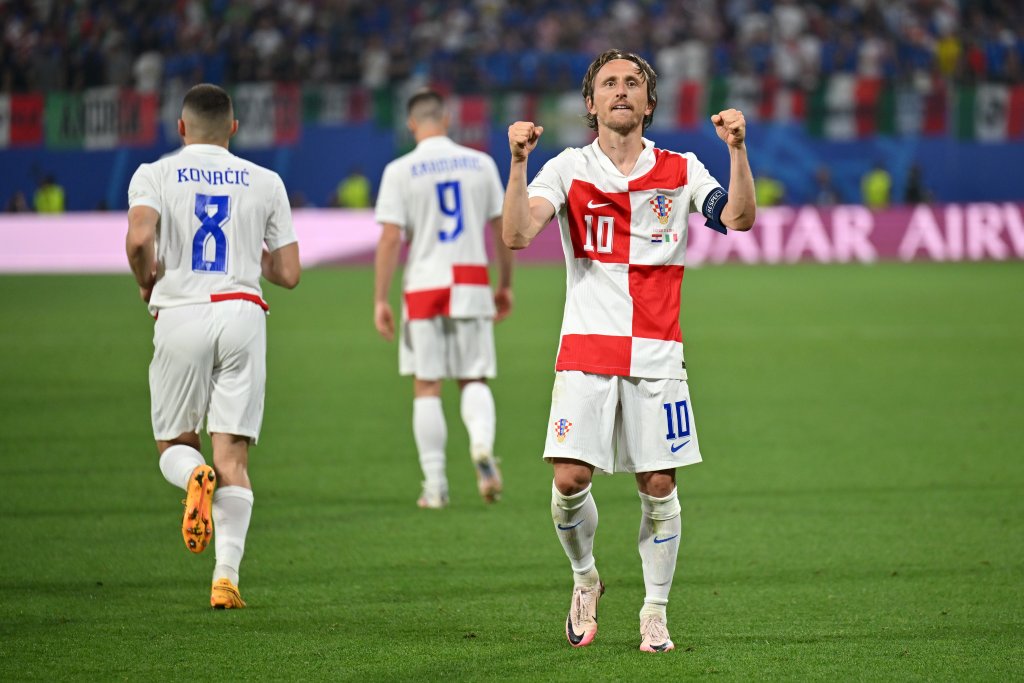 Италия възкръсна секунди преди края, сълзи за Модрич и Хърватия