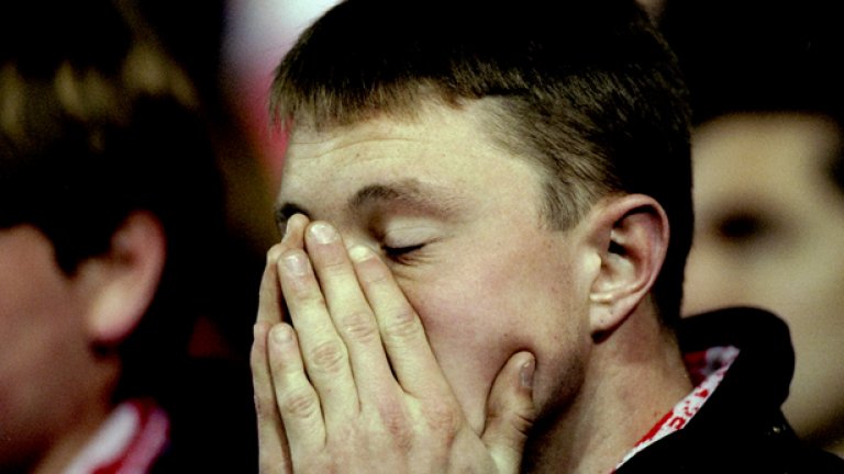 Фен на Арсенал минути преди тимът на Арсен Венгер да спечели лудата титла през 1998 г.