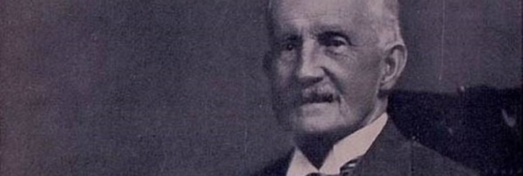 Алекзандър Уотсън Хътън
Как един шотландец може да окаже влияние върху аржентинския и оттам, върху световния футбол? В случая с Хътън, просто трябва да основе футболната федерация на Аржентина, да създаде схемата за първия шампионат и да основе Английската гимназия в Буенос Айрес – мястото, където се появява футболът в Аржентина. Много по-късно идват двете световни титли, Алфредо ди Стефано, Диего Марадона и Лионел Меси.