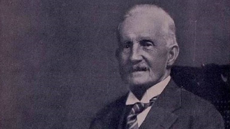 Алекзандър Уотсън Хътън
Как един шотландец може да окаже влияние върху аржентинския и оттам, върху световния футбол? В случая с Хътън, просто трябва да основе футболната федерация на Аржентина, да създаде схемата за първия шампионат и да основе Английската гимназия в Буенос Айрес – мястото, където се появява футболът в Аржентина. Много по-късно идват двете световни титли, Алфредо ди Стефано, Диего Марадона и Лионел Меси.