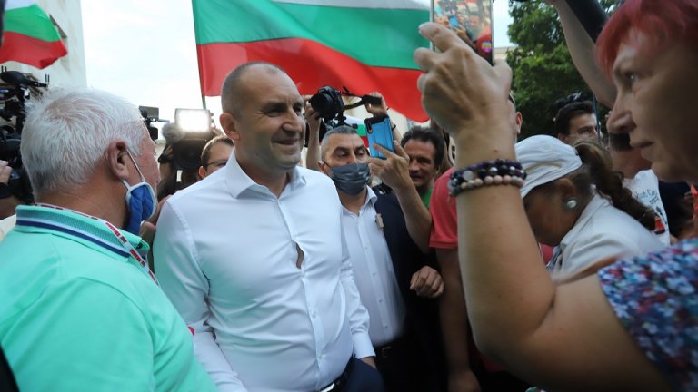 Не за първи път държавният глава излиза да говори пред събралите да искат оставката на кабинета "Борисов 3"