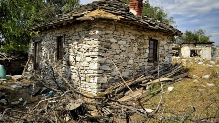 Къщата на дядо Манол - единствената, от чийто комин все още излиза пушек