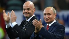 Закъснелите, половинчати и страхливи мерки на ФИФА поставят нов фокус върху близките отношения, които Джани Инфантино си изгради с Владимир Путин