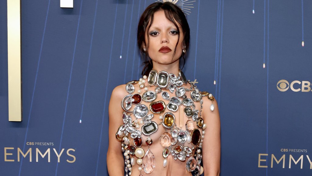 Джена ОртегаТя вече не е малко момиченце и през 2025-а ни го напомни с няколко смели рокли. Най-смелата от тях беше на наградите „Еми“, където под камъните, изработка на Givenchy, актрисата не носеше нищо. Серията ѝ с „голи рокли“ продължи и на наградите на InStyle и на музея Gala.