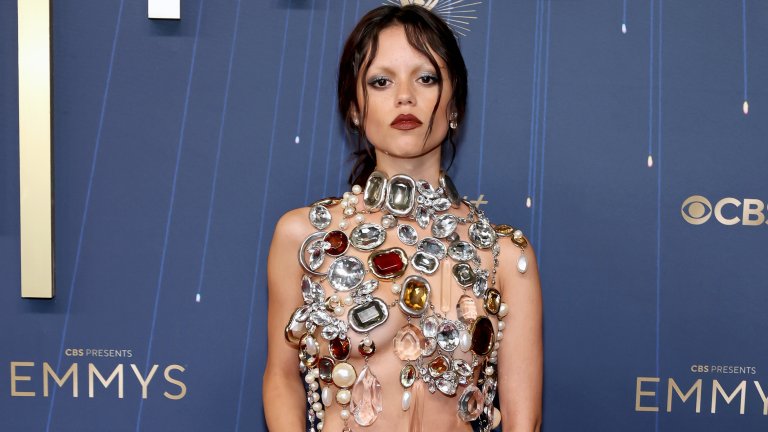 Джена ОртегаТя вече не е малко момиченце и през 2025-а ни го напомни с няколко смели рокли. Най-смелата от тях беше на наградите „Еми“, където под камъните, изработка на Givenchy, актрисата не носеше нищо. Серията ѝ с „голи рокли“ продължи и на наградите на InStyle и на музея Gala.