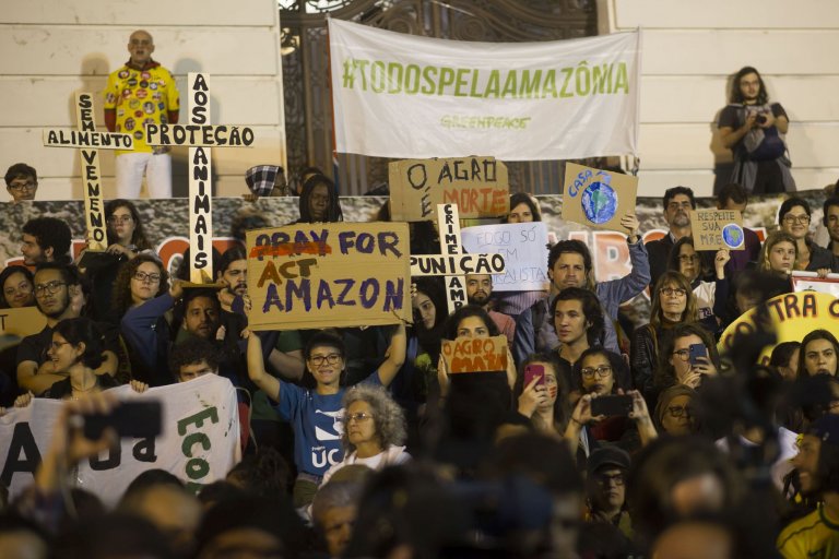 Екоактивисти в Бразилия протестират в защита на Амазонската гора (2019 г.).