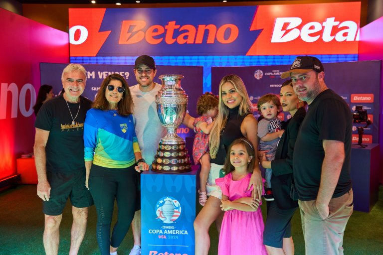 Betano и трофеят на CONMEBOL Copa América™️ 2024 в Рио де Жанейро и Сао Пауло в Бразилия.