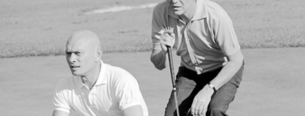 Франк Синатра и актьорът Юл Бринър на игрището през 1965 г.