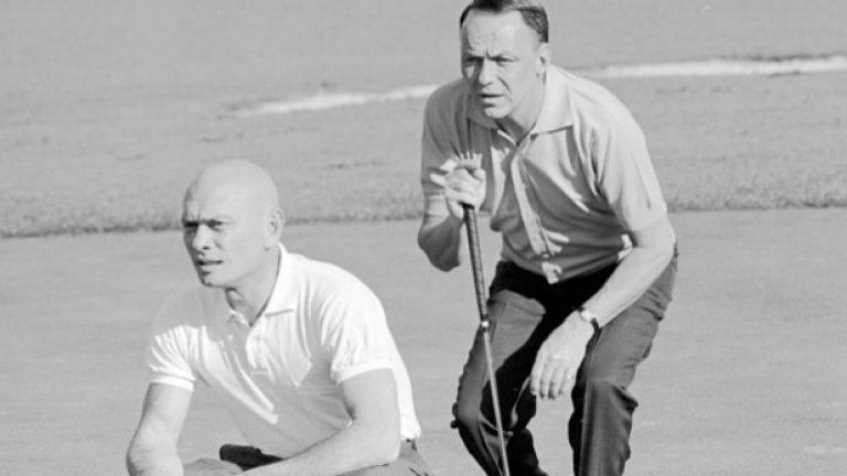 Франк Синатра и актьорът Юл Бринър на игрището през 1965 г.