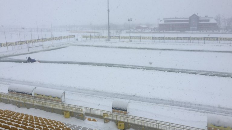 Обилният снеговалеж в цялата страна пренареди програмата на Първа лига