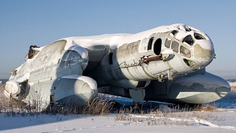 Бартини Бериев ВВА-14 
Това летателно средство-амфибия е създадено през 1972-а и е едно от двете произведени някога. В момента се намира в Музея на военно-въздушните сили в град Монино, област Москва. Дизайнът е трябвало да му помага да излита както от суша, така и от вода, и е дело на родения в Италия Роберто Бартини. 
Прототипът на ВВА-14 е разработен съвместно с екип на съветския авиоконструктор Георги Михайлович Бериев. Първите летателни тестове са на конвенционална самолетна писта. През 1974-а в долната част са инсталирани понтони, за да не потъва самолетът, които обаче създавали доста проблеми. Все пак летателното средство има общо около 103 летателни часа.