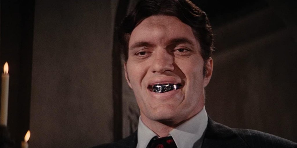Jaws
Зъл гений е последното нещо, което може да се каже за 220-сантиметровия злодей, наречен Челюстите. Зъл е със сигурност, но определено не е умен. За сметка на това обаче е огромен, свръхсилен и има остри като бръснач стоманени зъби, с чиято помощ може да сдъвче буквално всичко. Той е и един от малкото злодеи, които оцеляват в повече от един филм. Появява се в “Шпионинът, който ме обичаше” (1977 г.), но толкова се харесва на публиката по време на тестови прожекции, че сценарият е променен, така че да оцелее и да го видим отново в “Муунрейкър” (1979 г.).