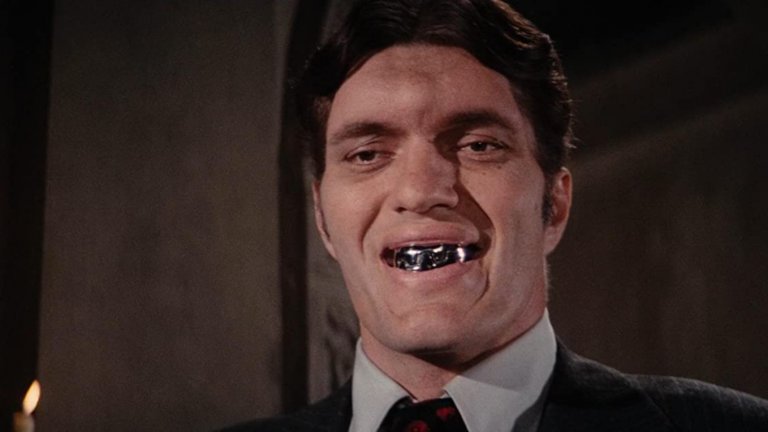 Jaws
Зъл гений е последното нещо, което може да се каже за 220-сантиметровия злодей, наречен Челюстите. Зъл е със сигурност, но определено не е умен. За сметка на това обаче е огромен, свръхсилен и има остри като бръснач стоманени зъби, с чиято помощ може да сдъвче буквално всичко. Той е и един от малкото злодеи, които оцеляват в повече от един филм. Появява се в “Шпионинът, който ме обичаше” (1977 г.), но толкова се харесва на публиката по време на тестови прожекции, че сценарият е променен, така че да оцелее и да го видим отново в “Муунрейкър” (1979 г.).