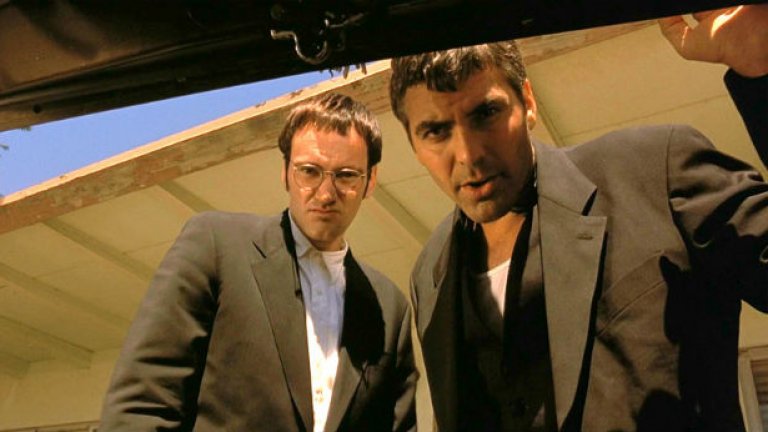 3. Джордж Клуни
"Д-р Рос да се яви на снимачна площадка 5 и да си носи пистолетите". Ех, много трудно беше за любимия телевизионен доктор на милиони жени по света да се отърси от този образ. От хладнокръвен обирджия в "От здрач до зори", през най-нелепия филмов Батман за последния половин век, търсенето на руски ядрени оръжия в "Миротворецът" и т.н.
Това лице обаче не е създадено за екшъни, а за реклами на парфюми и кориците на списания за жени. В крайна сметка решението за Клуни се оказаха не екшъните, а екшън-комедиите като "Бандата на Оушън" и по-сериозни роли като в "Майкъл Клейтън" и "Сириана".