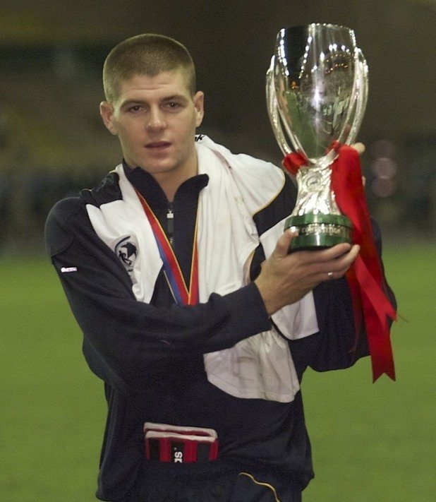Малко по-късно през 2001-ва Ливърпул печели и Суперкупата на Европа.
