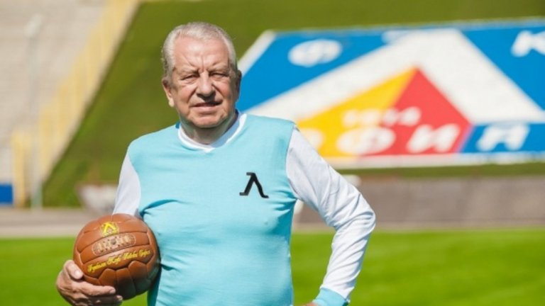 Сашо Костов е роден на 2 март 1938 госдина и играе за Левски в продължение на 15 години.