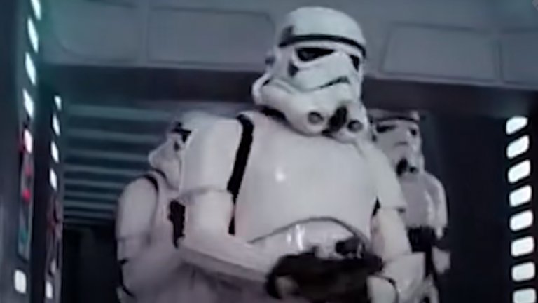 “Междузвездни войни: Епизод IV - Нова надежда” 
Това е една от легендарните грешки в киното, която стига до очите на зрителите в киното и видеокасетите. В нея група щурмоваци тръгва след Люк Скайуокър, принцеса Лея и Хан Соло, които се опитват да избягат, и при тичането един от щурмоваците удря шлема си във вдигаща се врата. Много фенове си задават въпроса дали случка е умишлена или инцидентна, заради което безброй пъти спират и повтарят сцената.
Неловкият момент става толкова популярен, че Джордж Лукас решава да добави звуков ефект за DVD версията на филма от 2004 г.