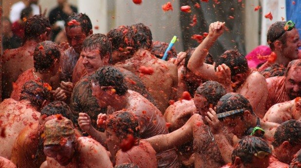 Ла Томатина (La Tomatina) е сред най-известните испански фестивали. Провежда се всяка година в  Буньол в автономна област Валенсия