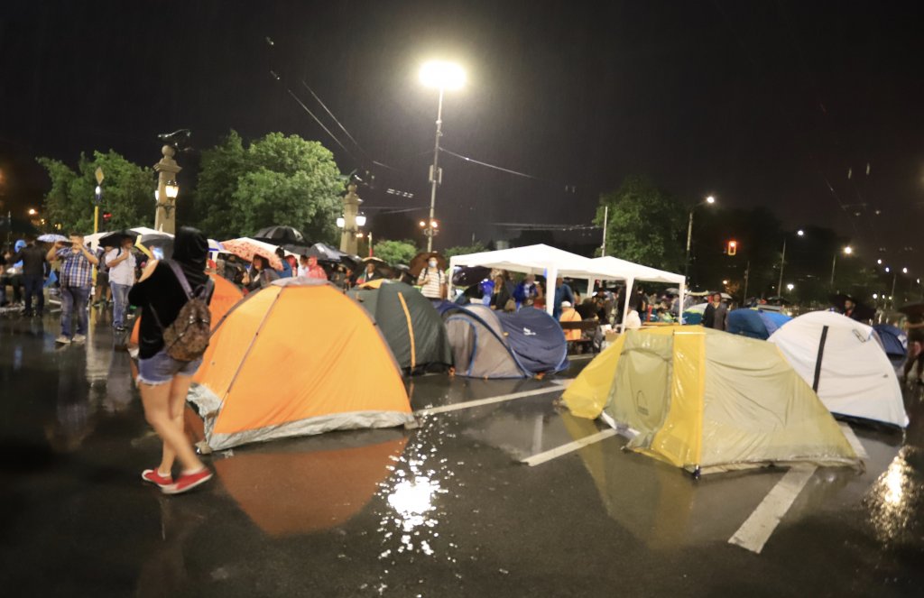 Блокирани са трите възлови софийски кръстовища - Орлов мост, пред СУ "Св. Климент Охридски" и в т. нар. "Триъгълник на властта".
