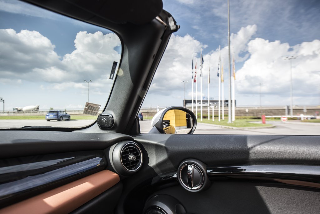 Сред иновативните допълнителни оборудвания за новото MINI Cabrio е и опцията телефония с безжично зареждане. Интегрираната в средния подлакътник поставка позволява безжичното зареждане на пригодени за това мобилни телефони