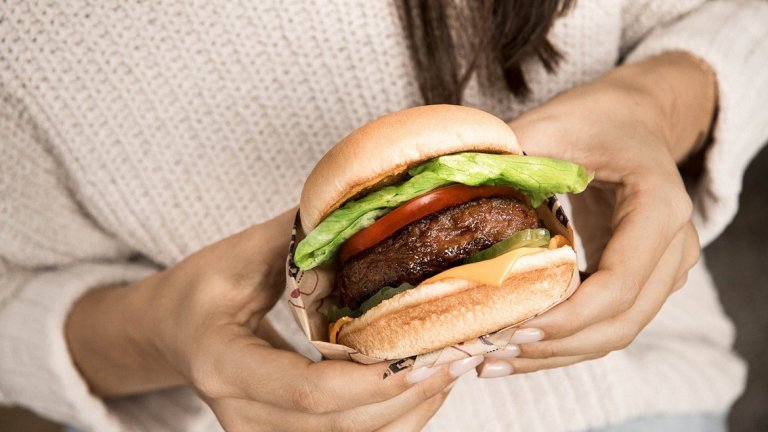 Американецът Итън Браун зарязва работата си по алтернативно гориво, за да започне да търси продукт, който има вкуса и вида на месо, но е създаден изцяло от хранителни продукти. И се оказва, че интерес за нещо подобно съществува.