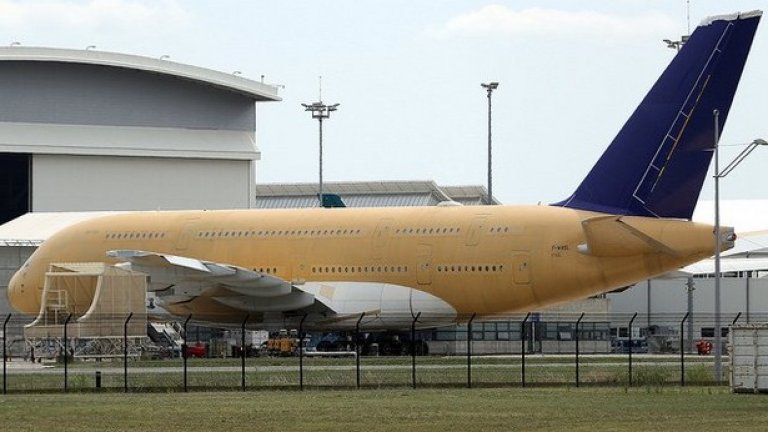Аirbus A380 е най-големият пътнически самолет в момента, той е двуетажен и има 525 места.
