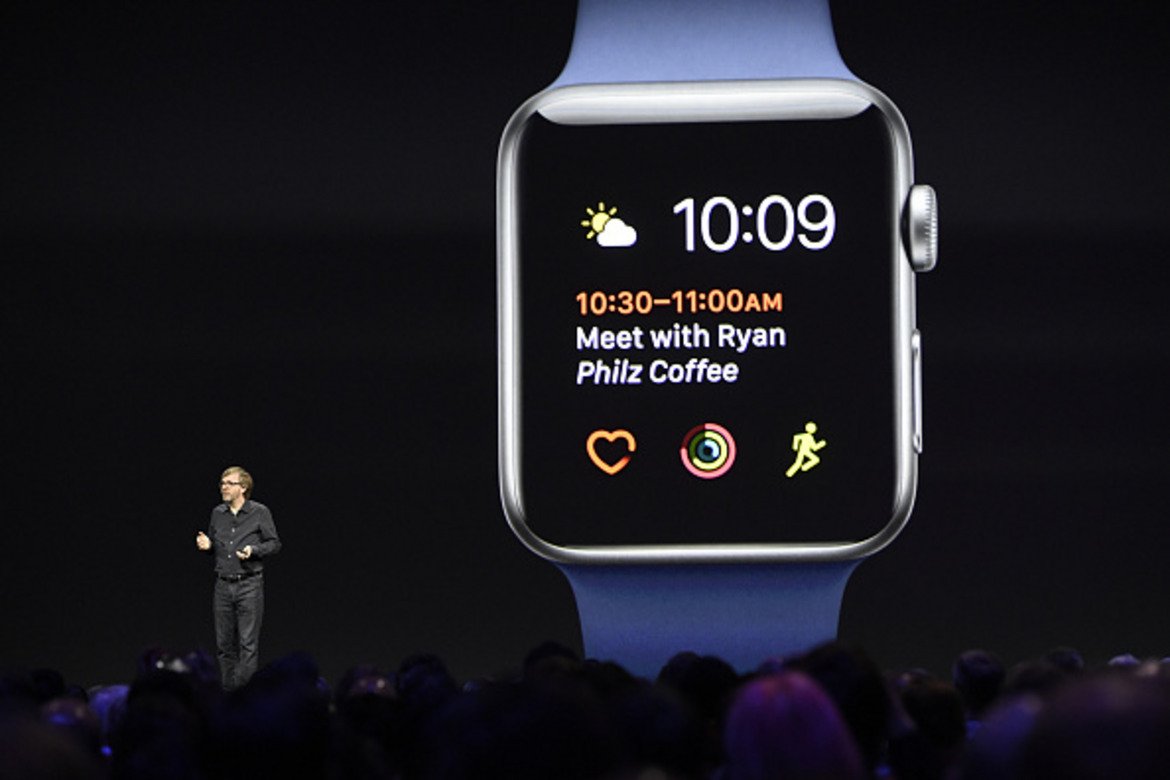 Изкуствен интелект до китката с Apple Watch 

Часовникът автоматично показва информацията, която е най-важна за вас, според това кои приложения използвате най-често. Siri автоматично вади най-близкото събитие от календара ви, напомня ви за предстоящи ангажименти или показва галерия с някои от любимите ви снимки от архива. Обновената операционна система WatchOS 4 има допълнителни функции, които ще забележите по време на тренировки. Часовникът ще ви изпраща дори мотивационни послания, с които по-лесно да постигнете поставените цели при упражненията. Устройството се интегрира и с някои фитнес-уреди, така че да следи по-точно активността ви по време на спорт. Докато тренирате и държите телефона си встрани, можете да синхронизирате плейлистите си към Apple Watch и да слушате музика през безжичните AirPod слушалки. Ъпдейтите ще дойдат до всички Apple Watch устройства през есента. 