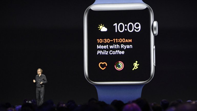 Изкуствен интелект до китката с Apple Watch 
Часовникът автоматично показва информацията, която е най-важна за вас, според това кои приложения използвате най-често. Siri автоматично вади най-близкото събитие от календара ви, напомня ви за предстоящи ангажименти или показва галерия с някои от любимите ви снимки от архива. Обновената операционна система WatchOS 4 има допълнителни функции, които ще забележите по време на тренировки. Часовникът ще ви изпраща дори мотивационни послания, с които по-лесно да постигнете поставените цели при упражненията. Устройството се интегрира и с някои фитнес-уреди, така че да следи по-точно активността ви по време на спорт. Докато тренирате и държите телефона си встрани, можете да синхронизирате плейлистите си към Apple Watch и да слушате музика през безжичните AirPod слушалки. Ъпдейтите ще дойдат до всички Apple Watch устройства през есента.
